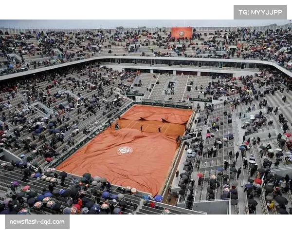 花絮：弗赖堡主场因球迷向场内投掷网球，比赛中断五分钟